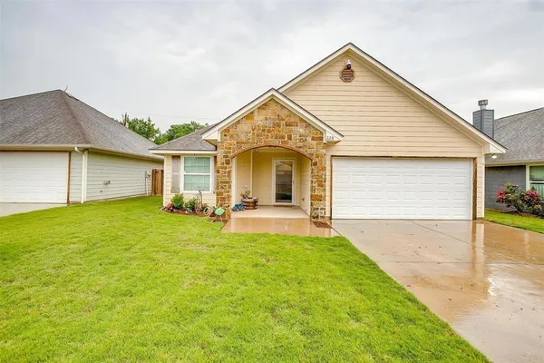 $274,900 | 228 Lovers Path Drive, Springtown, TX 76082