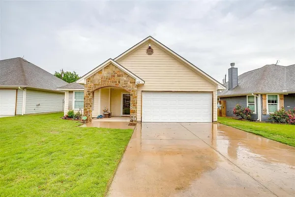 $274,900 | 228 Lovers Path Drive, Springtown, TX 76082