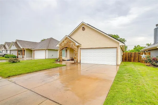 $274,900 | 228 Lovers Path Drive, Springtown, TX 76082