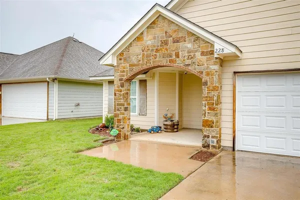 $274,900 | 228 Lovers Path Drive, Springtown, TX 76082