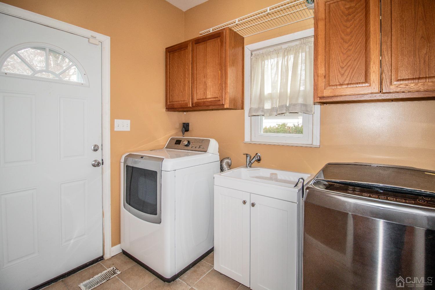 29 Devon Drive Piscataway, NJ 08854 - Photo 12 of 23 a utility room with sink dryer and washer