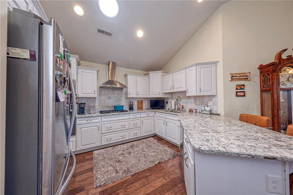 364 Saddlebrook Road Gibsonia, PA 15044 - Photo 12 of 39 Beautiful cabinets with quartz counter tops