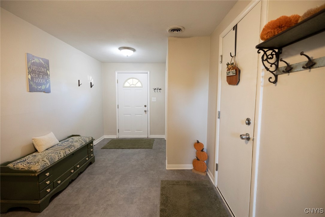 7749 Cecilia Road Cicero, NY 13039 - Photo 15 of 50 Foyer