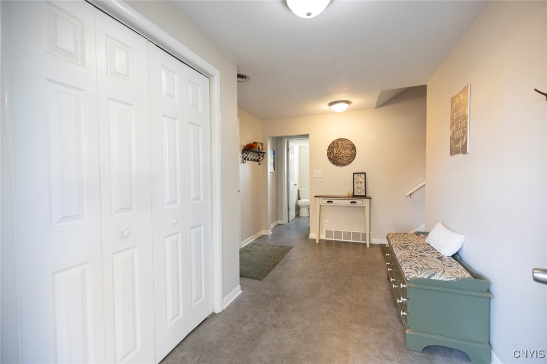 7749 Cecilia Road Cicero, NY 13039 - Photo 16 of 50 Foyer