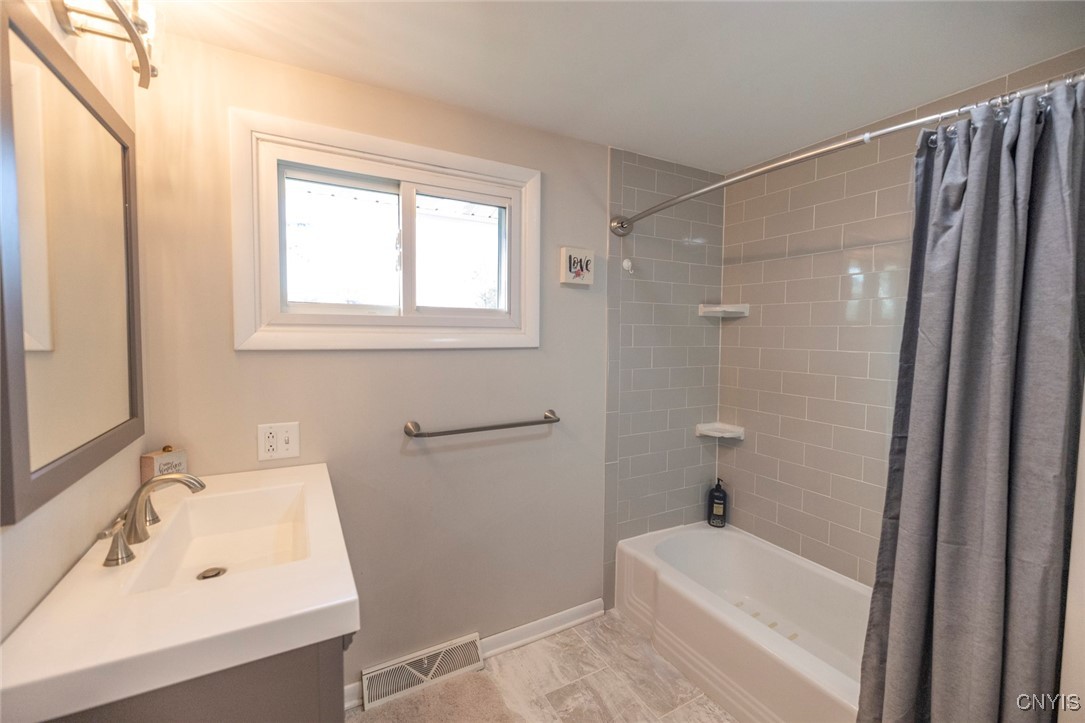 7749 Cecilia Road Cicero, NY 13039 - Photo 32 of 50 2nd Floor Full Bath