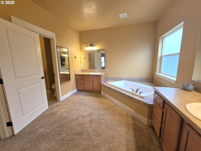 $389,900 | 2248 Northwest Overlook Drive, Hermiston, OR 97838