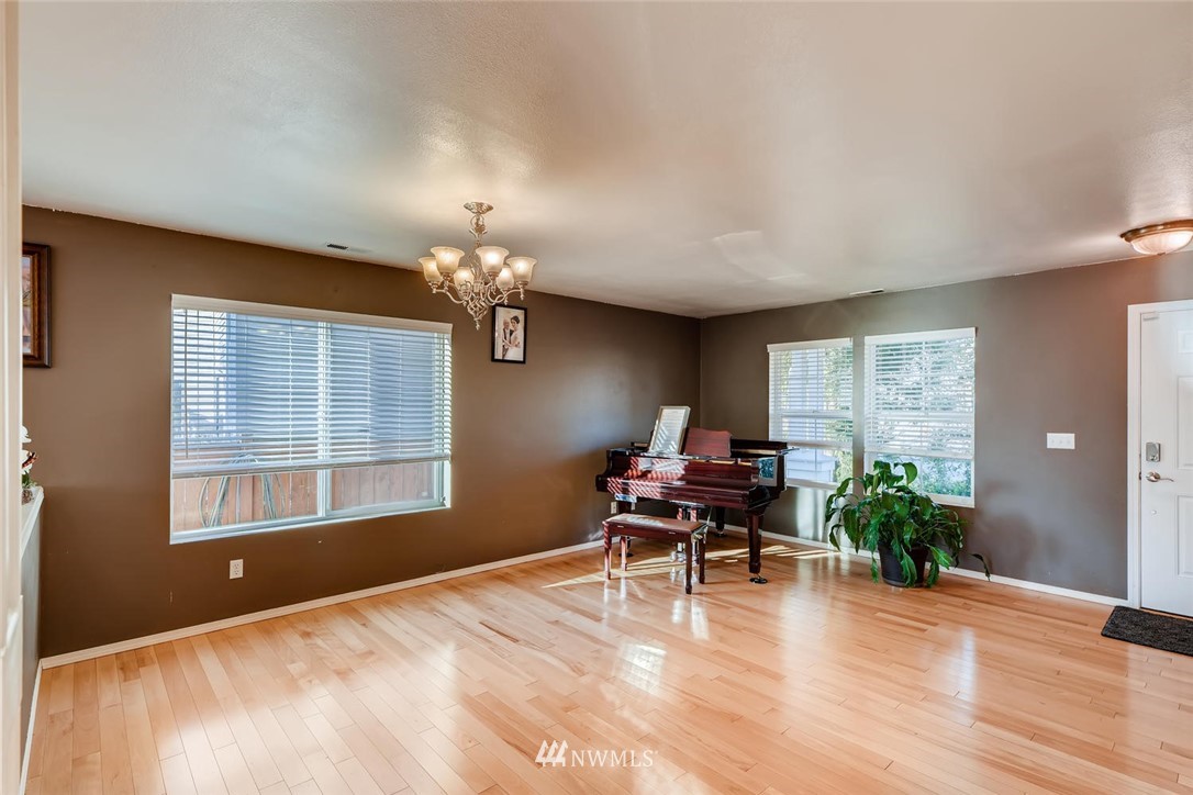 18253 168th Way Southeast Renton, WA 98058 - Photo 3 of 25 Gallery Image 3
