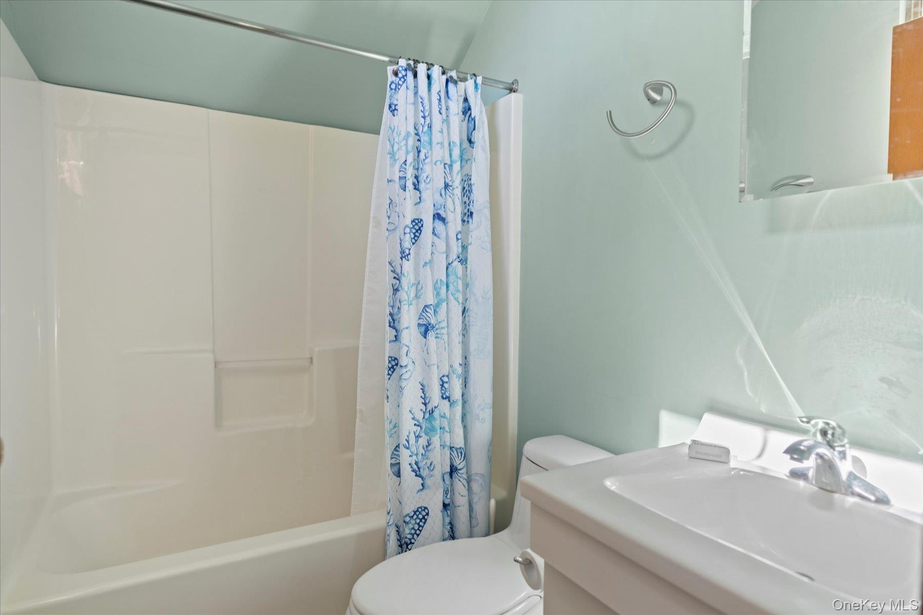 604 Main Street Greenport, NY 11944 - Photo 32 of 37 Apartment bathroom