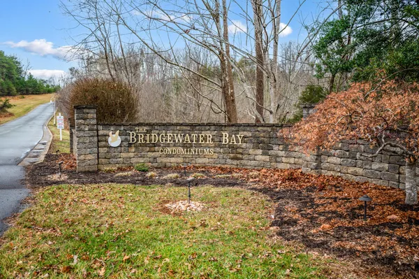 $929,900 | 1052 La Casa Court, Moneta, VA 24121