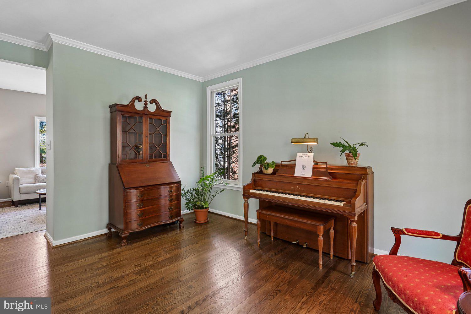 306 Beckwith Street Gaithersburg, MD 20878 - Photo 25 of 62 Living room w/ elegant moldings