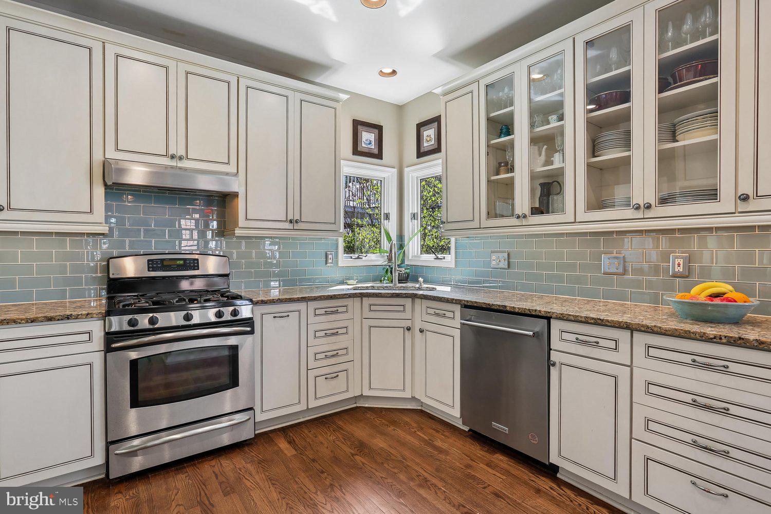 306 Beckwith Street Gaithersburg, MD 20878 - Photo 6 of 62 Kitchen w/ granite counters & Craft-Maid cabinetry