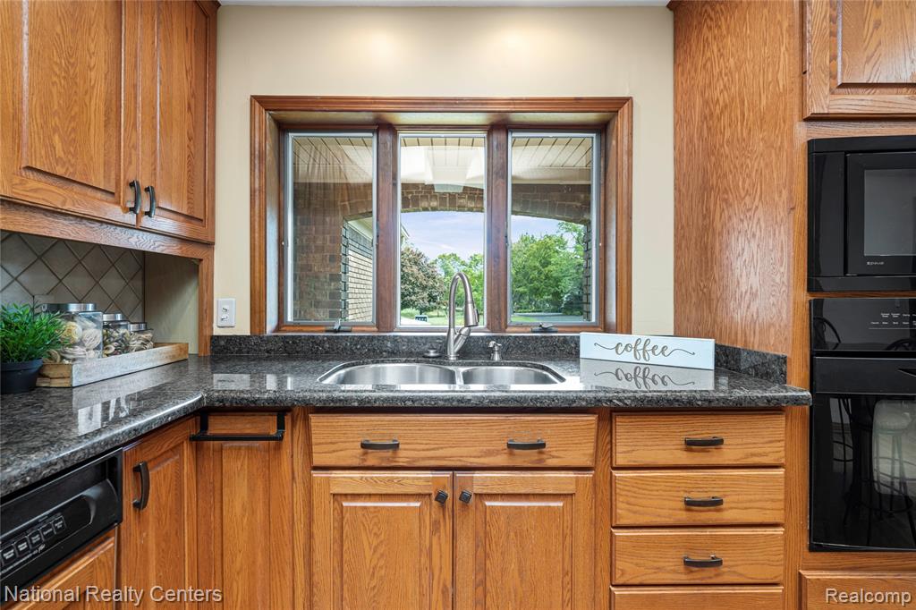 26131 Pleasant Valley Road Farmington Hills, MI 48331 - Photo 19 of 61