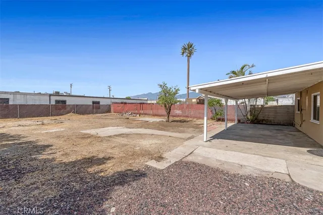 a view of a backyard