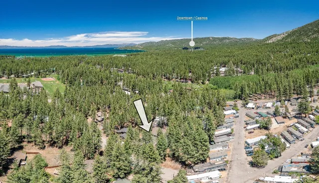 a view of a yard with a house