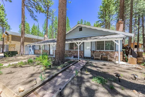 a view of a house with backyard