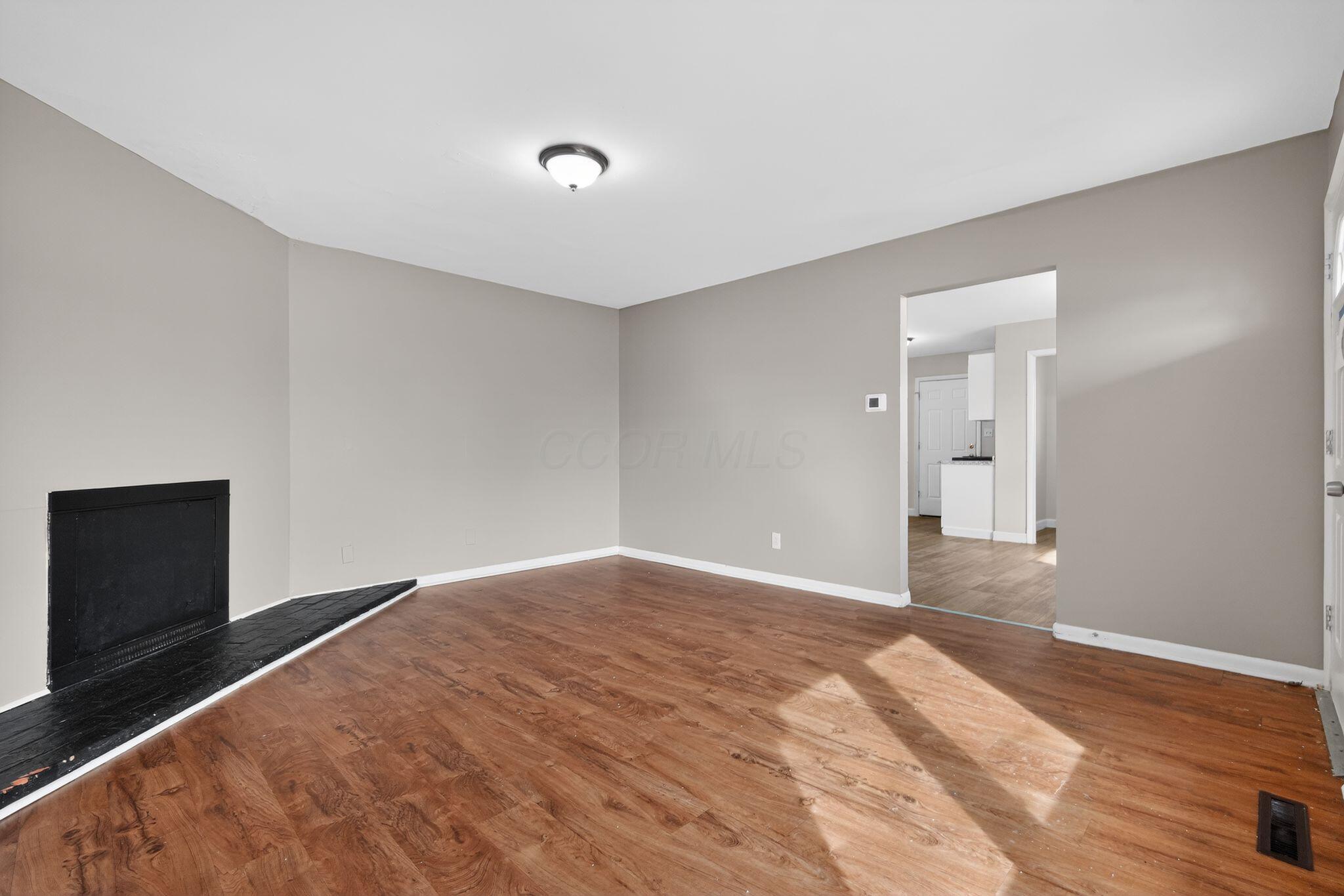 212 East Alcott Road Columbus, OH 43207 - Photo 3 of 31 08_212_E_Alcott_Rd_Columbus_OH_43207-Liv