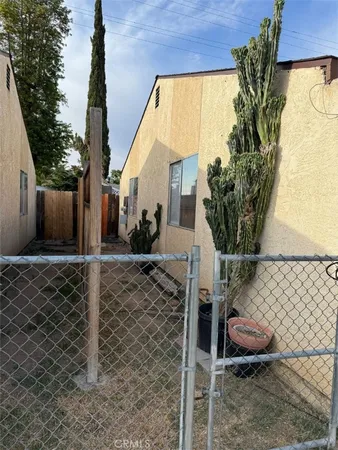a view of a house with backyard