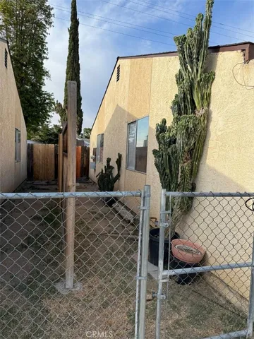 a view of a house with backyard
