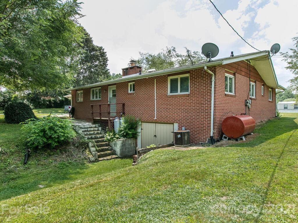 2044 Ridge Road Hendersonville, NC 28792 - Photo 33 of 37 a backyard of a house with table and chairs