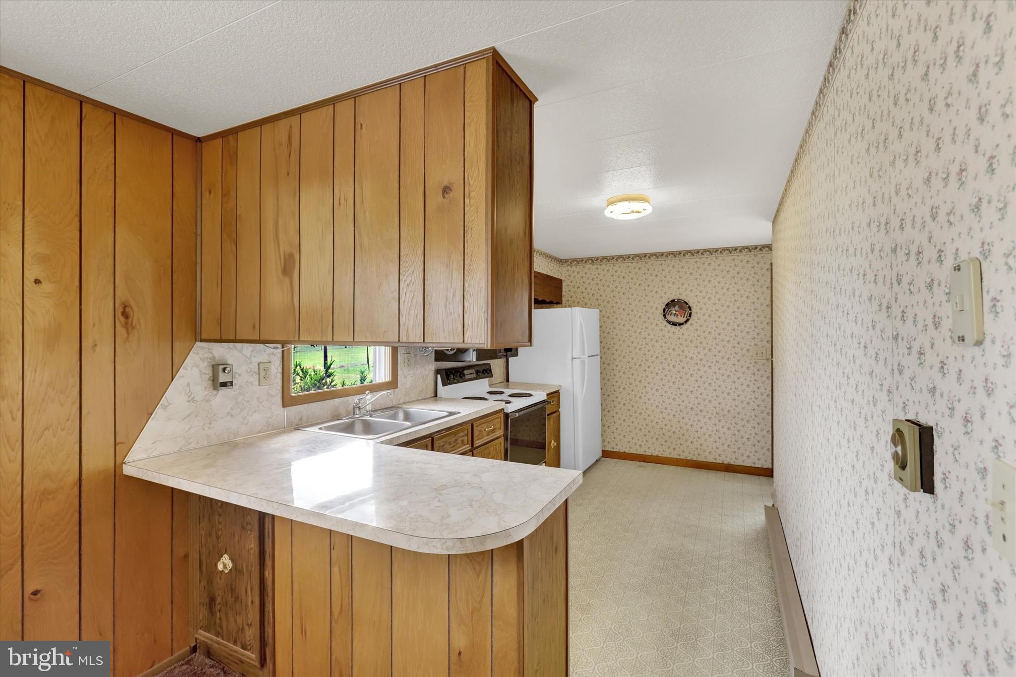 2875 Crottlestown Road Chambersburg, PA 17202 - Photo 12 of 25 Kitchen with Breakfast bar