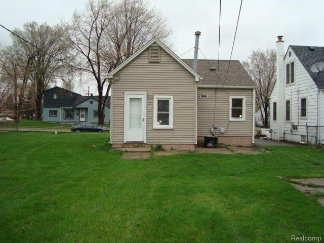 11018 Chapp Avenue Warren, MI 48089 - Photo 3 of 14 FHA Case 261-843200 Rear