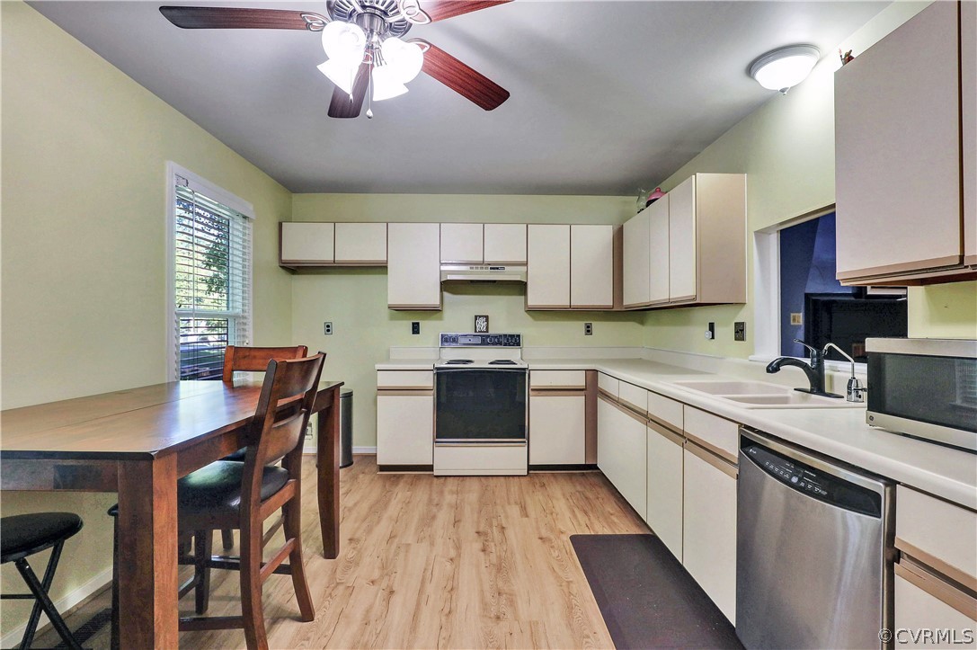 5603 Chatmoss Road Midlothian, VA 23112 - Photo 8 of 16 Spacious Eat-in Kitchen!