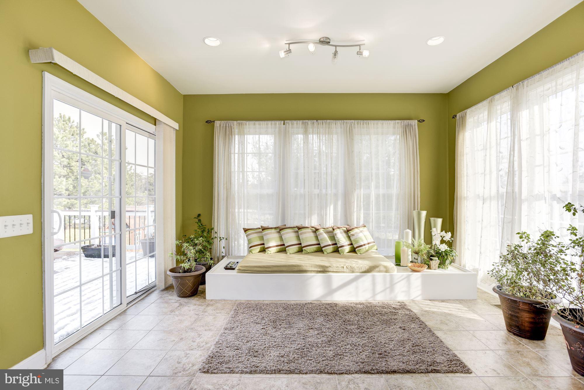 42879 Braemount Circle Ashburn, VA 20148 - Photo 15 of 53 Spacious sunroom