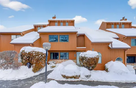 $325,000 | 202 Falcon Court, Poughkeepsie, NY 12603