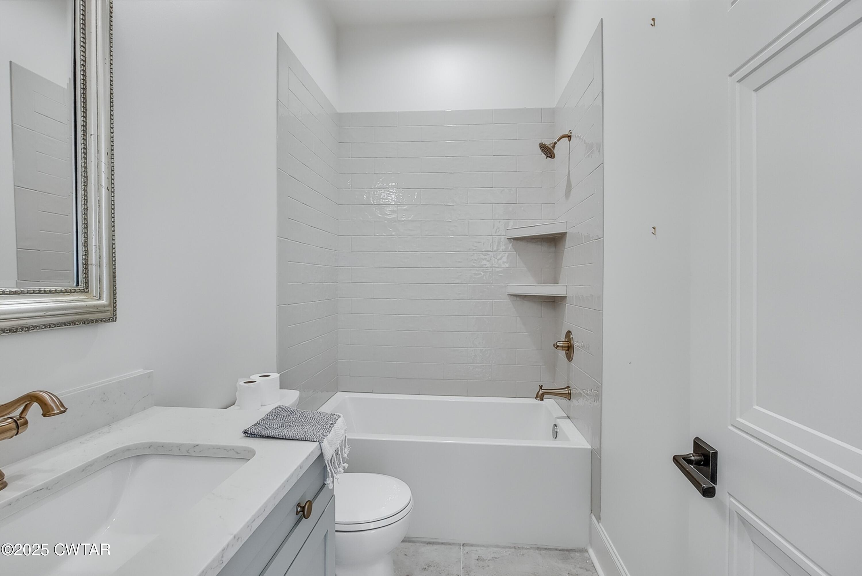 52 Buckingham Cove Jackson, TN 38305 - Photo 25 of 33 a bathroom with a sink toilet and bathtub