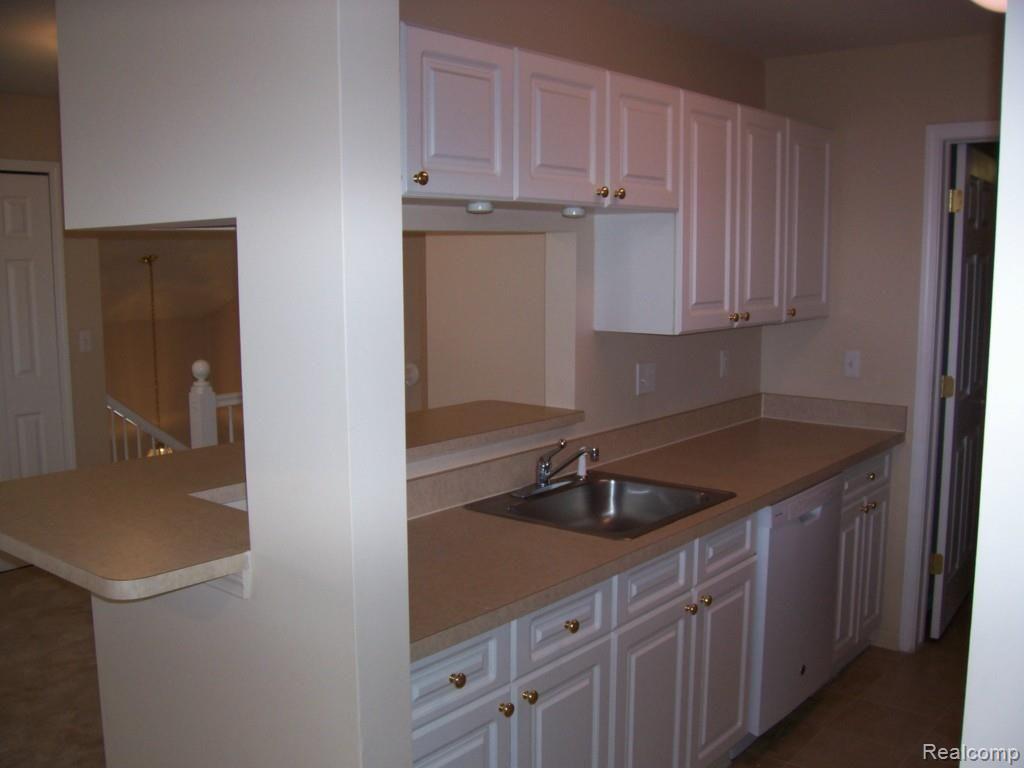 5306 Brookemonte Circle, Unit 353 Rochester, MI 48306 - Photo 6 of 21 06_Kitchen_2.jpg