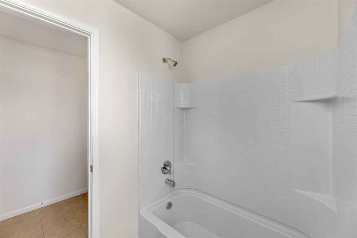 9715 Blue Sapphire Lane Rosharon, TX 77583 - Photo 18 of 30 Another view of the bathroom.