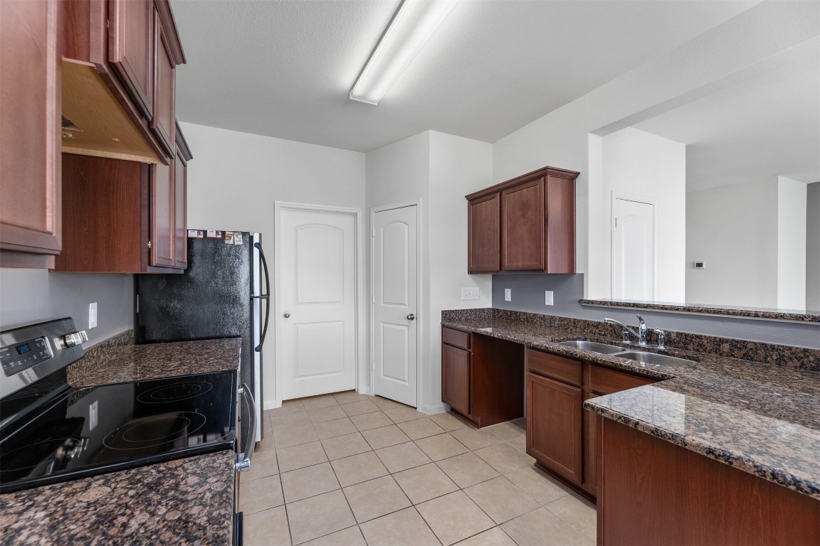 9715 Blue Sapphire Lane Rosharon, TX 77583 - Photo 10 of 30 Open kitchen with large pantry.