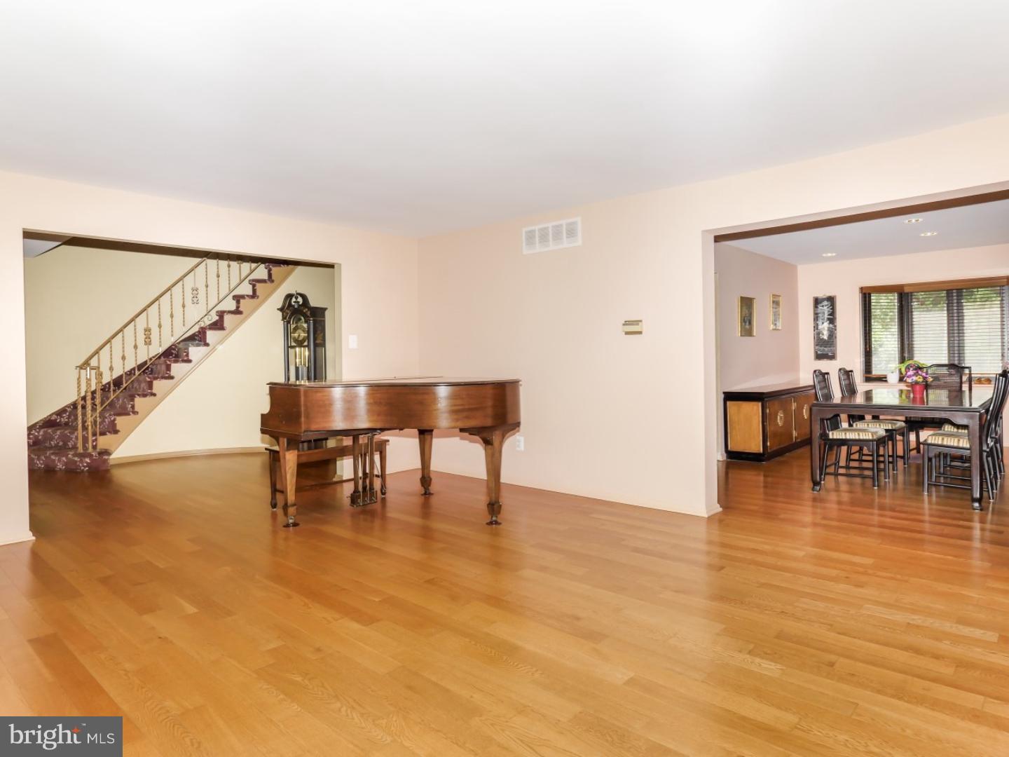 90 Snowflake Road Huntingdon Valley, PA 19006 - Photo 11 of 21 Living Room