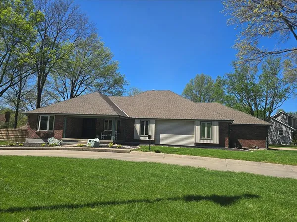$415,000 | 2000 June Boulevard, Excelsior Springs, MO 64024