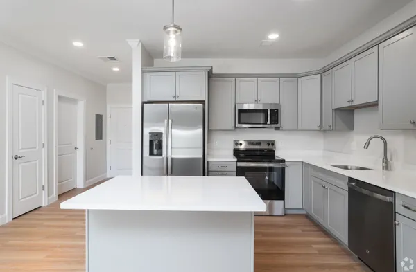 $2,950 | 74 Rockingham Road, Unit 104, Derry, NH 03038