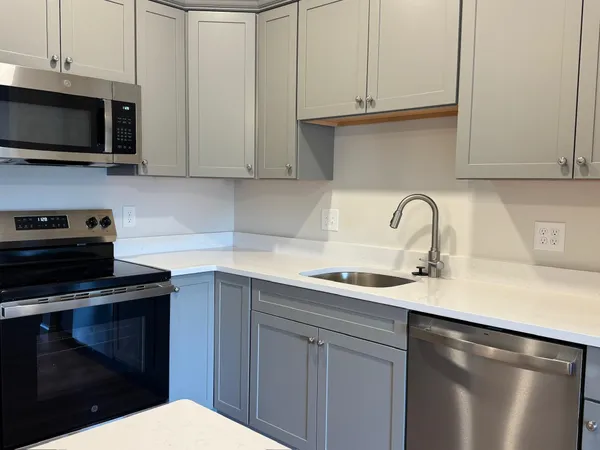 $2,950 | 74 Rockingham Road, Unit 104, Derry, NH 03038