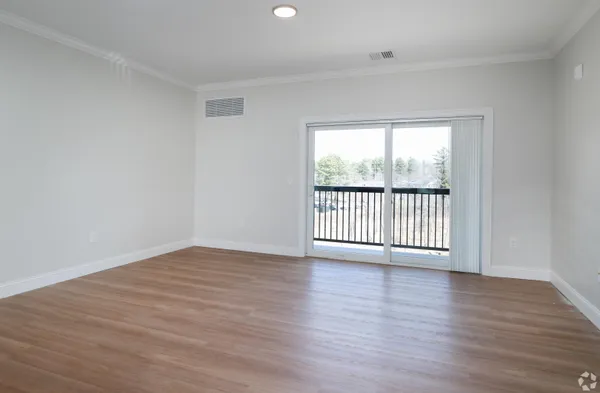 $2,950 | 74 Rockingham Road, Unit 104, Derry, NH 03038