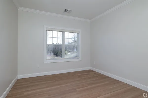 $2,950 | 74 Rockingham Road, Unit 104, Derry, NH 03038