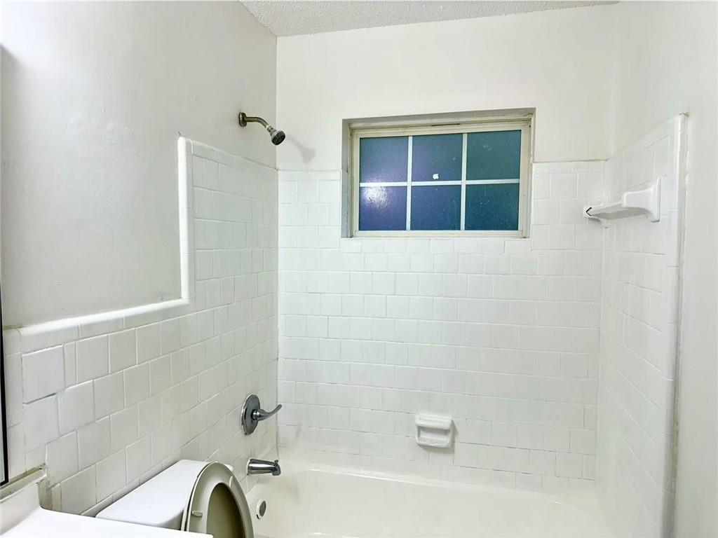3665 Chestnut Drive, Unit F2 Atlanta, GA 30340 - Photo 5 of 21 a bathroom with a bathtub