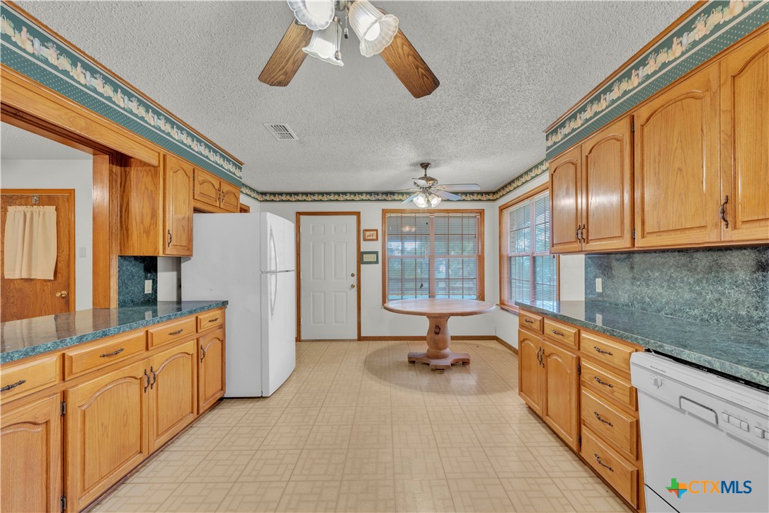 7634 Fox Trail Belton, TX 76513 - Photo 27 of 41 kitchen