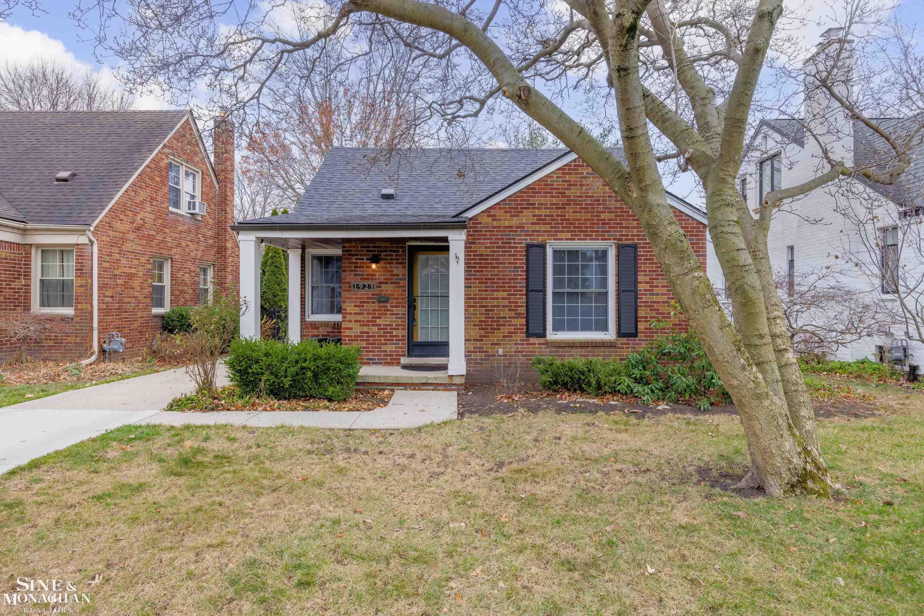 1925 Oxford Road Grosse Pointe, MI 48236 - Photo 1 of 24 50097599.JPG