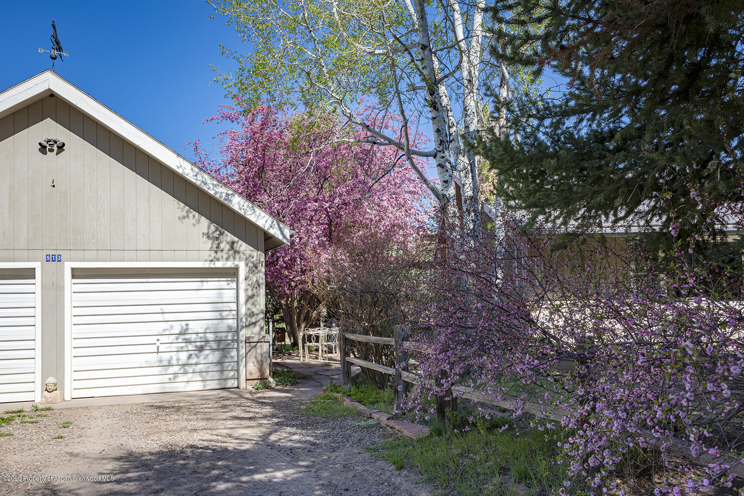 513 North Thomas Road Carbondale, CO 81623 - Photo 11 of 23 a backyard of a house with table and chairs