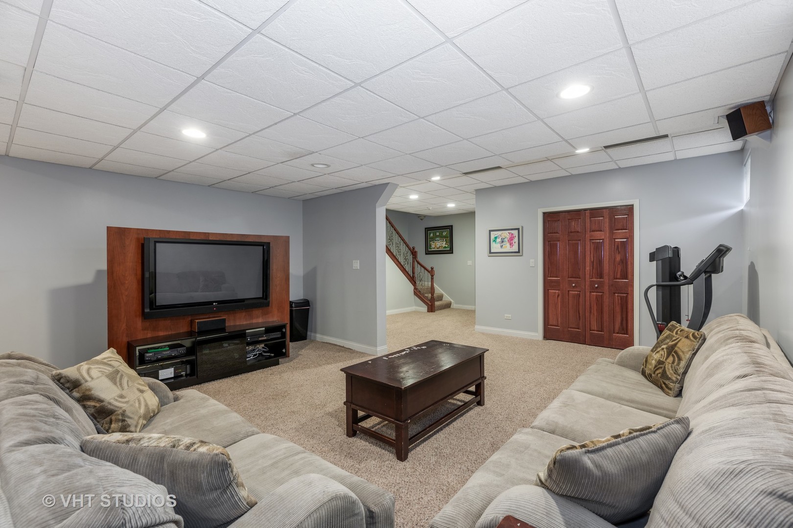 2126 Pine Road Homewood, IL 60430 - Photo 18 of 22 a living room with furniture and a flat screen tv
