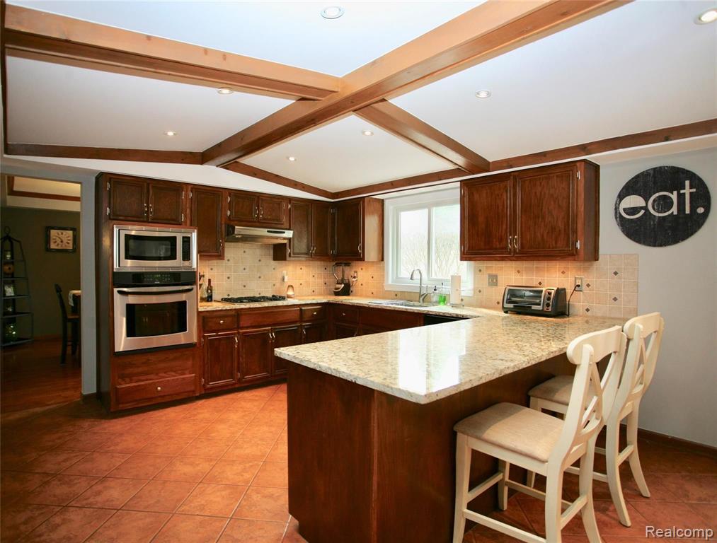877 Stanford Court Rochester Hills, MI 48309 - Photo 3 of 17
