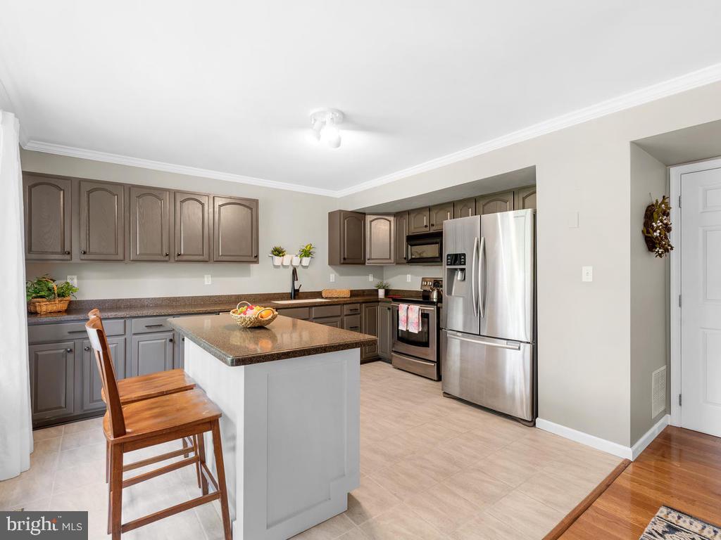 796 Danza Road Severn, MD 21144 - Photo 11 of 47 Eat-in Kitchen with Movable Island