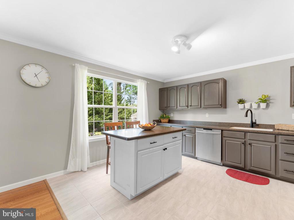 796 Danza Road Severn, MD 21144 - Photo 12 of 47 Eat-in Kitchen with Movable Island