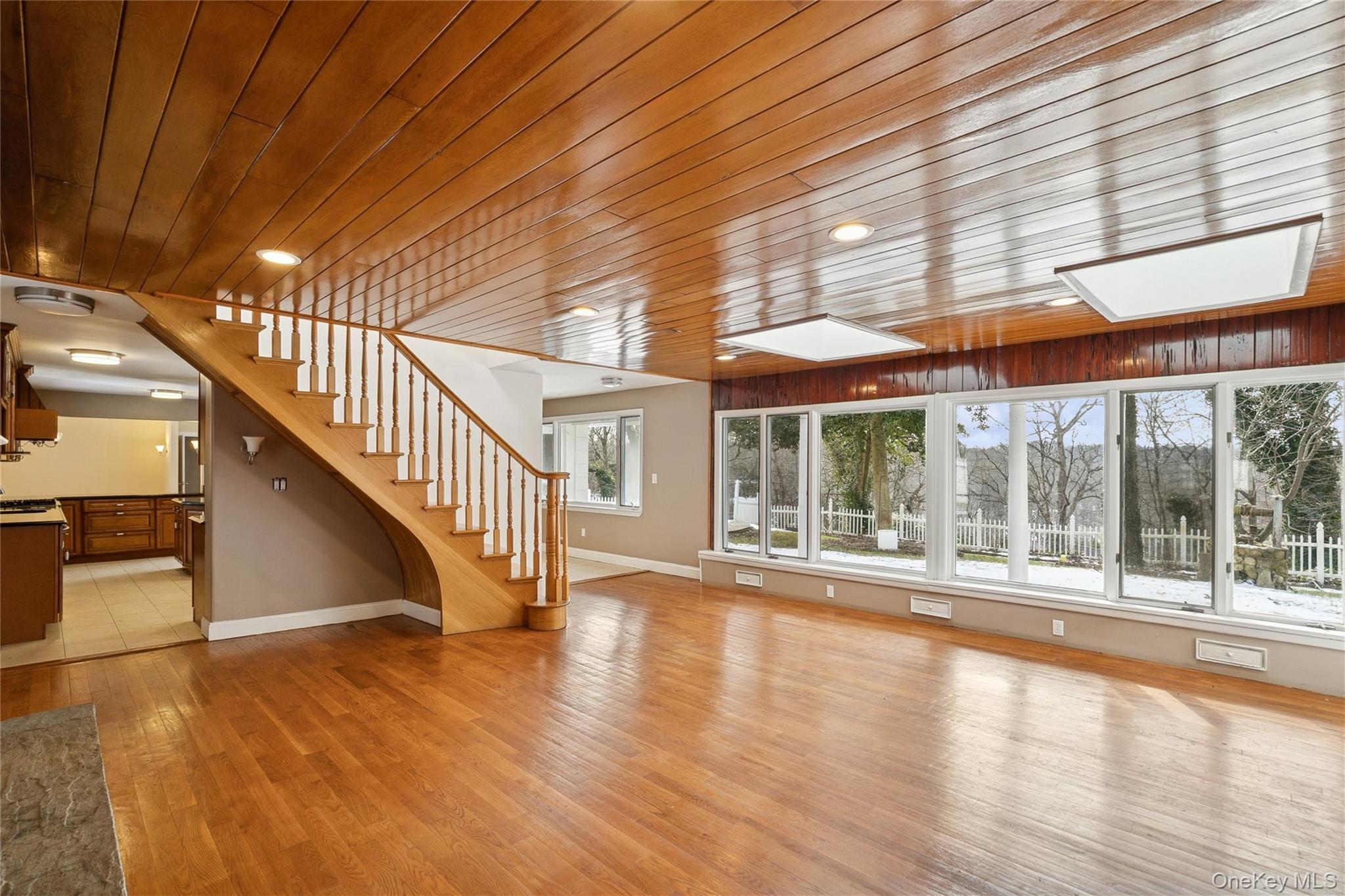 549 Woodbury Road Cold Spring Harbor, NY 11724 - Photo 12 of 47