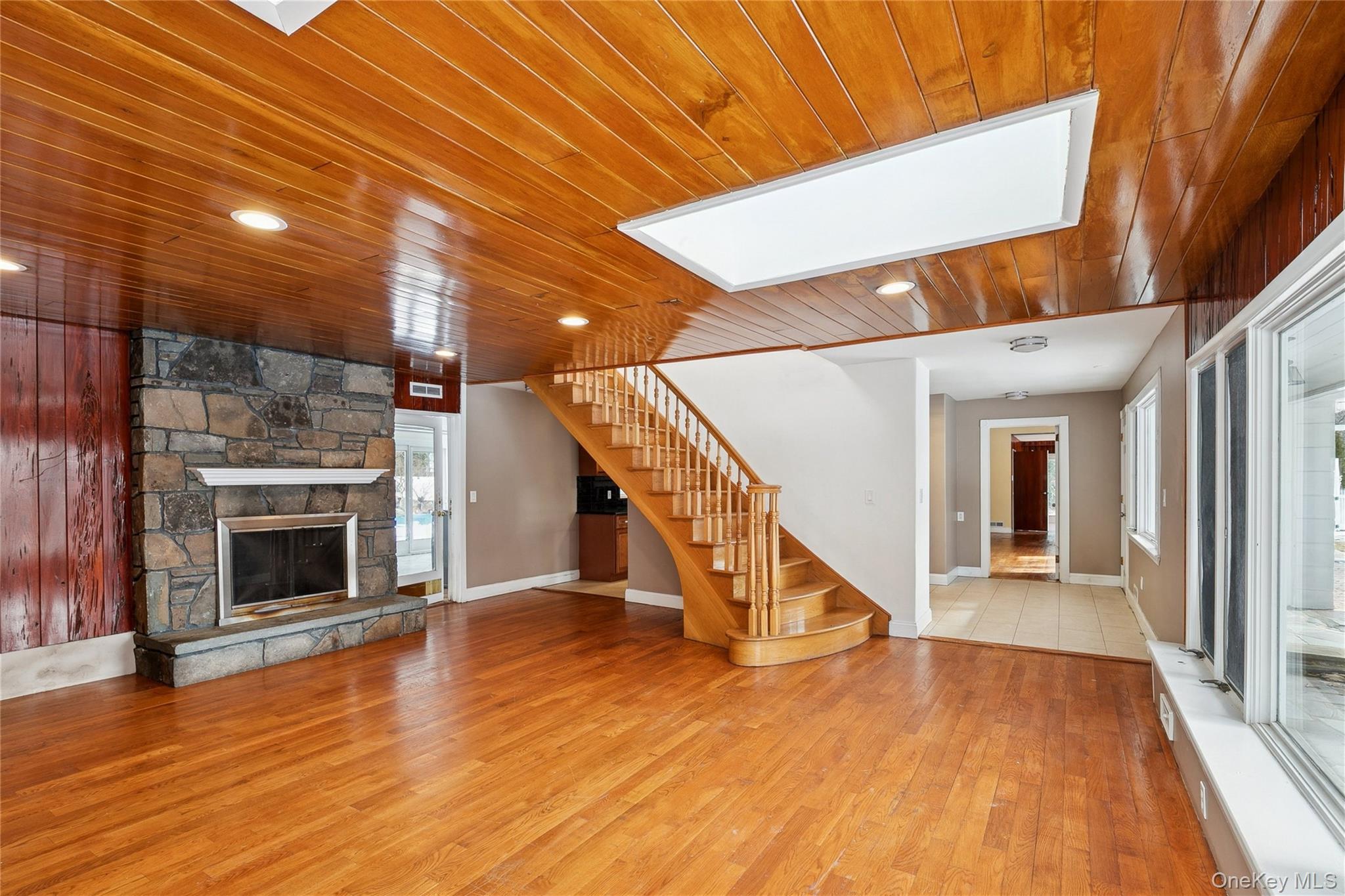549 Woodbury Road Cold Spring Harbor, NY 11724 - Photo 14 of 49