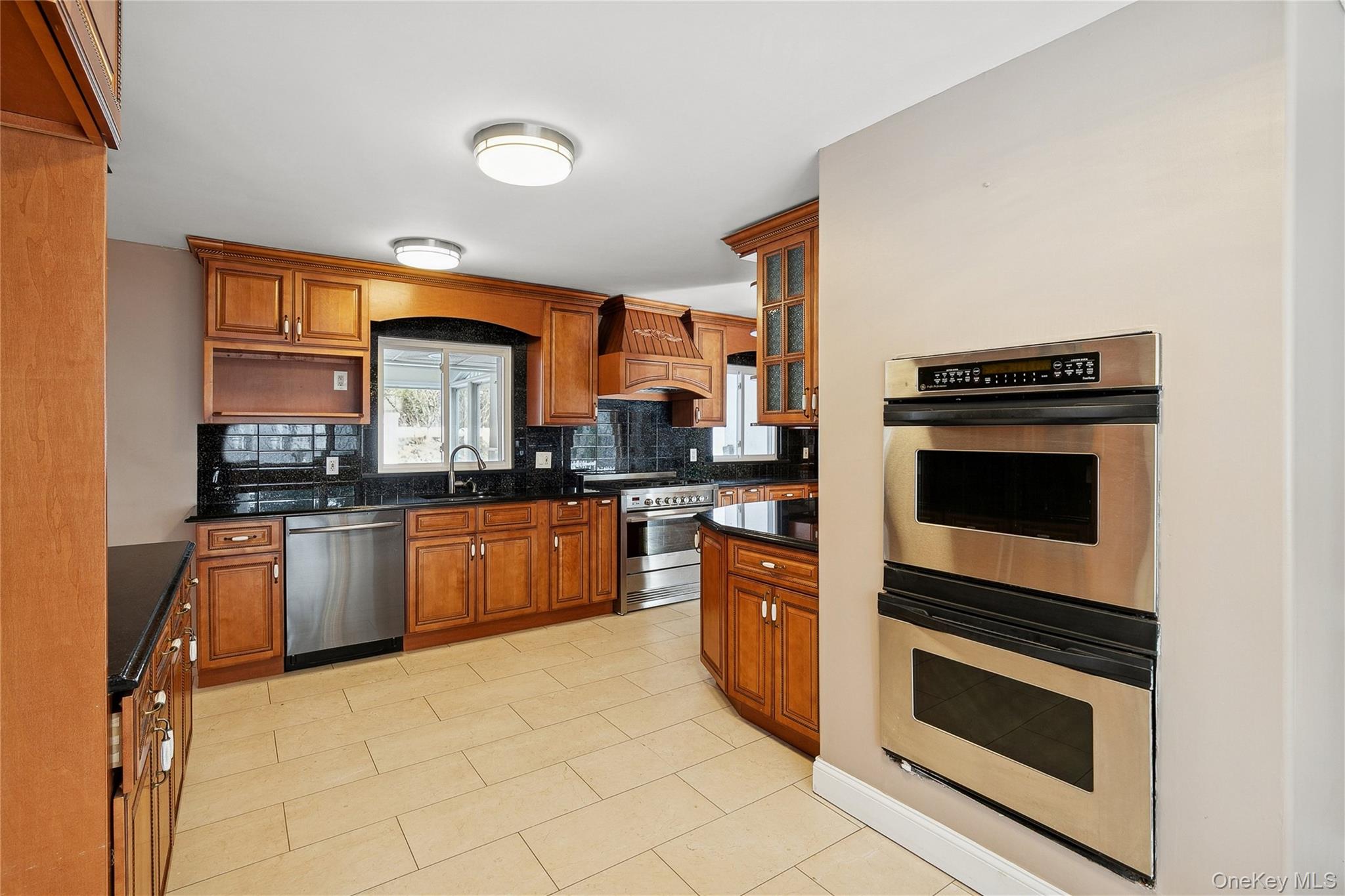 549 Woodbury Road Cold Spring Harbor, NY 11724 - Photo 18 of 49