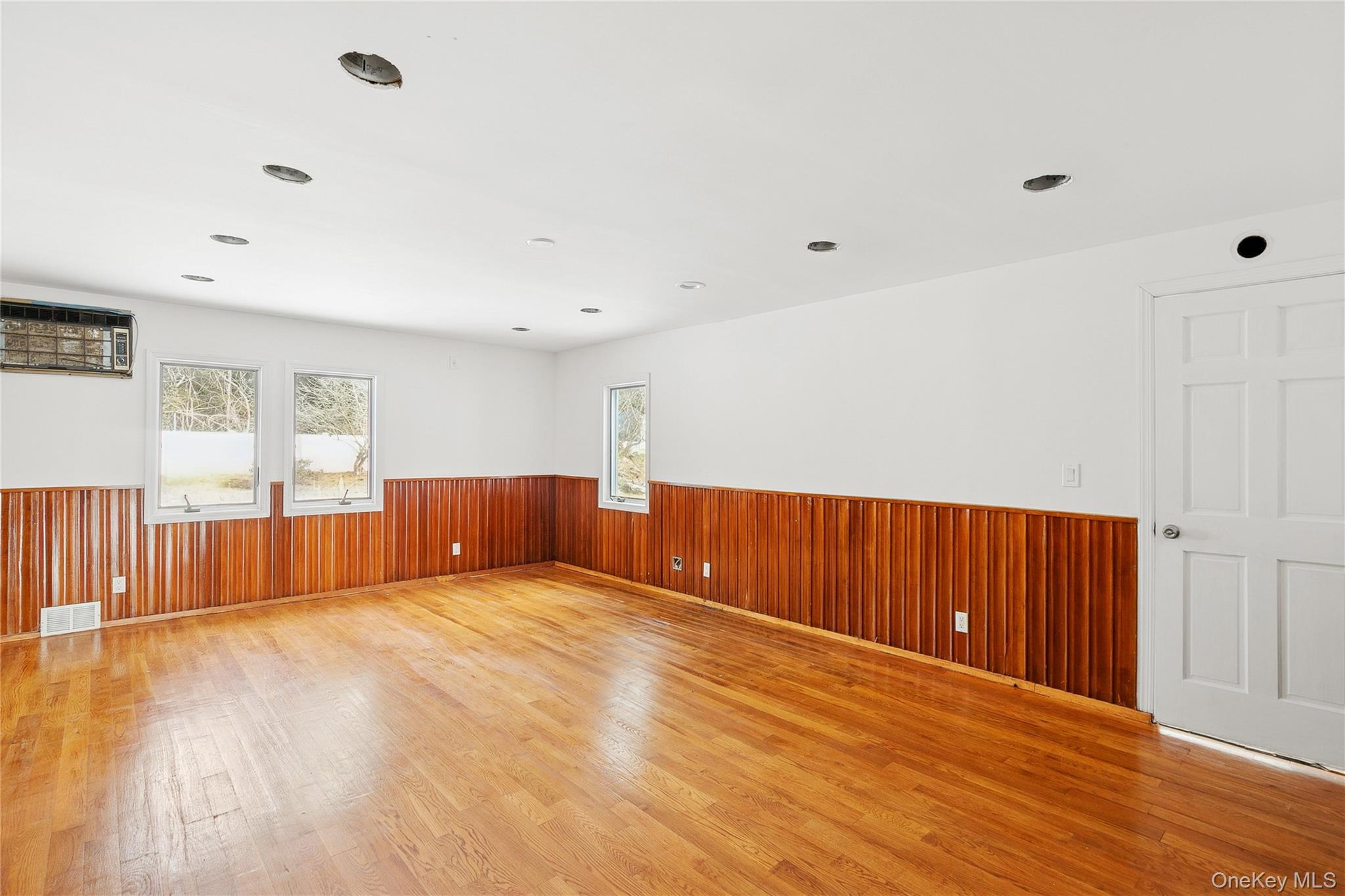 549 Woodbury Road Cold Spring Harbor, NY 11724 - Photo 19 of 47